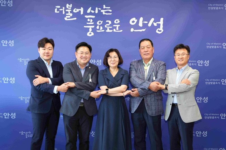 안성시가시장실에서 안성시의회와 정례 간담회를 가졌다.