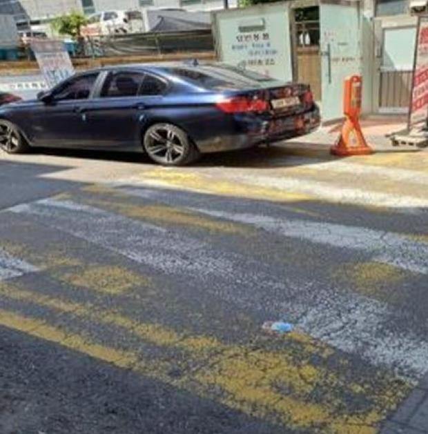 학교 앞 방지턱 모습.