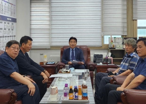 김운남 고양특례시의회 의장은 6일 농촌지도자 고양특례시연합회와 차담회를 갖고 지역 농업 발전과 농촌지도자회 육성을 위한 다양한 현안에 대해 의견을 나눴다.