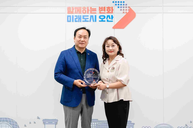 오산시가 경기도가정어린이집연합회 임은숙 회장을‘1일 명예시장’으로 위촉하고 주요 시정 현장을 함께 살펴보는 시간을 가졌다.