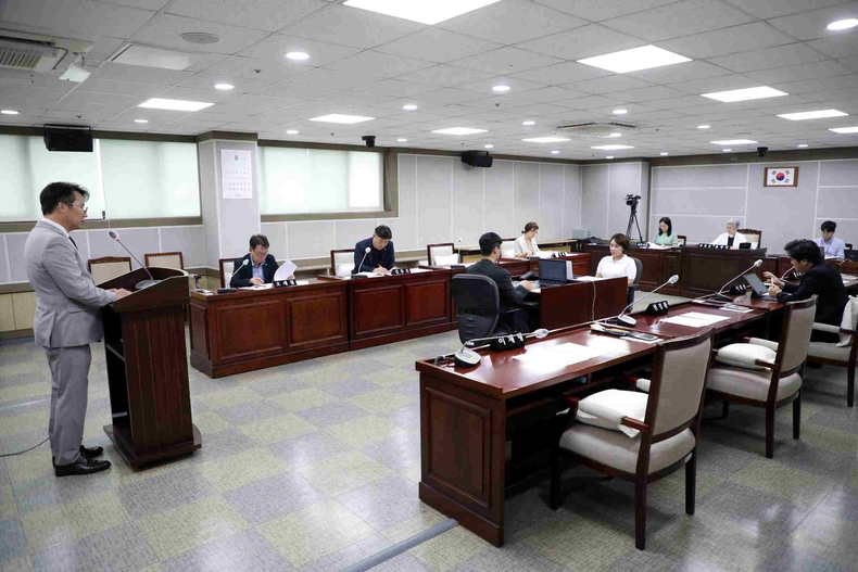 수원특례시의회 인사청문특별위원회가 정길배 (재)수원컨벤션센터 이사장 후보자의 임용에 대한 인사청문회를 진행하고 있다.
