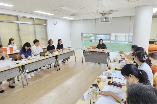 기주옥 용인시의회 의원이 용인시가족센터 관계자들과 간담회를 열고, 용인시 내 다양한 가족의 삶을 지원하기 위한 정책적 방향을 함께 논의하는 자리를 마련했다.