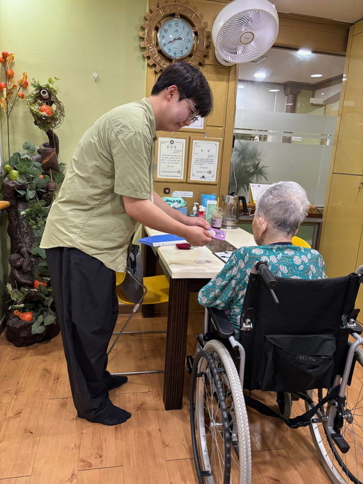안산시가 14일까지 스스로 동 행정복지센터를 방문하기 어려운 요양병원 및 시설 입소자를 대상으로 공무원이 직접 방문해 소비쿠폰 신청을 도울 예정이다.