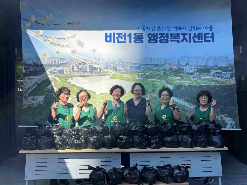 평택시 비전1동 새마을 부녀회가 지역 내 취약 계층과 어르신들을 위해 새마을부녀회와 협력하여 ‘삼계탕과 겉절이 나눔’ 행사를 개최했다.