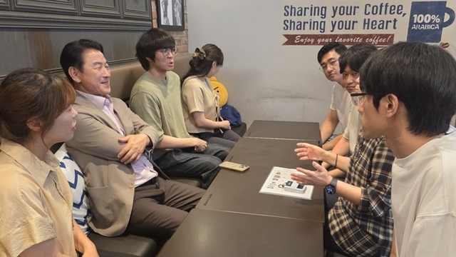 김동근 의정부시장이 시청 인근 식당에서 민원여권과 직원들과 오찬 간담회를 갖고, 반복∙악성민원 대응 방안과 민원처리 개선 방향을 논의했다.