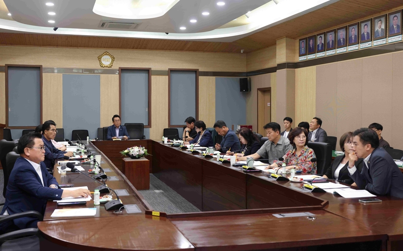 평택시의회 시의회 3층 간담회장에서 주요 현안과 정책 과제 논의와 자체 안건 처리를 위한 8월 임시 의원간담회를 개최했다.