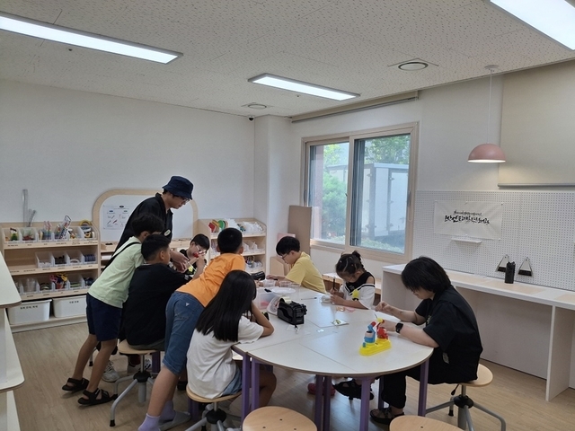 의정부시가 고산센트레빌 작은도서관이 어린이작업실‘모야’를 운영하고 있다.