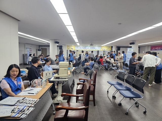 연천군이 임진농협에서 60세 이상 고령 농업인의 건강 증진을 위한 ‘농촌왕진버스’를 운영했다.