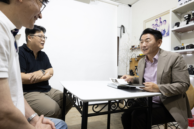 김동근 의정부시장이 버블포토 스튜디오 사진관을 방문해 지역 출신 유튜버인 '복원왕'(김성진∙장재득)과 과거 의정부 모습을 재현한 복원 영상을 시청했다.