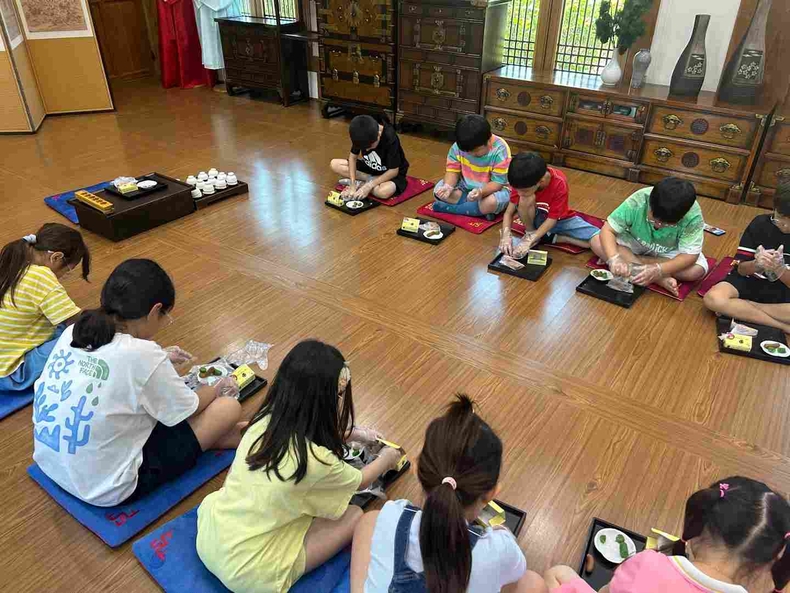 수원시 드림스타트, 아동 대상‘정조대왕 孝 문화체험’진행하고 있다.