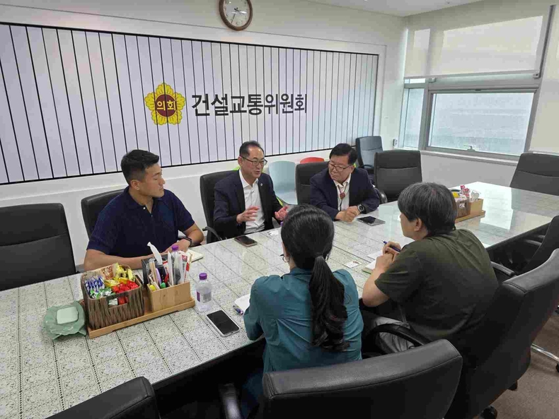 김완규 경기도의회 의원이 경기도의회 건설교통위원회 위원장, 경기도 광역교통정책과 및 택시교통과 관계자들과 함께 고양 서구 교통소외지역 문제 해결을 위한 정담회를 개최했다.