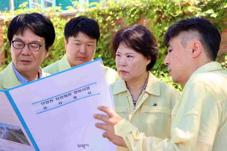 서성란 경기도의회 건설교통위원회 의원이 의왕시 안양천 지방하천 정비사업 현장을 찾아 경기도 하천과, 의왕시 안전총괄과 관계자들과 함께 사업 추진 현황과 안전 상황을 점검했다.
