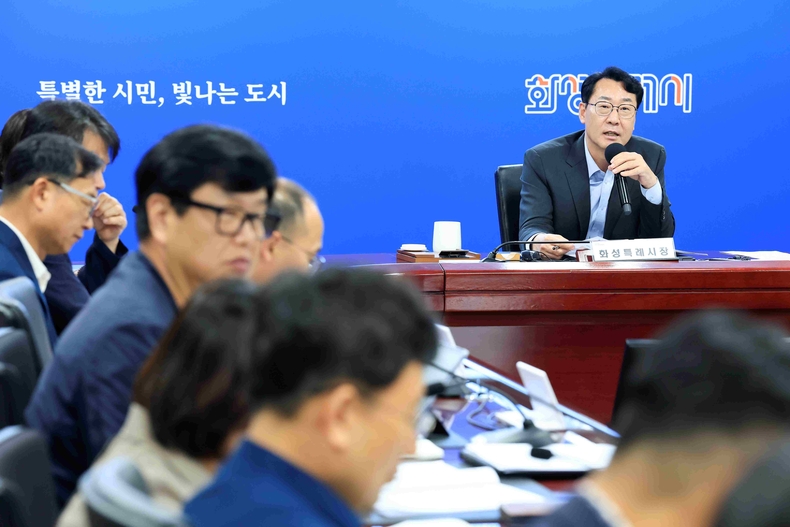 정명근 화성특례시장이 12일 을지훈련 준비보고 회의를 주재하며 준비상황을 점검하고 있다.