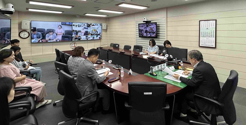 화성특례시가 12일 조승문 제2부시장 주재로 민생 회복 소비 쿠폰 서비스 확대 방안 발굴을 위한 회의를 진행하고 있다.