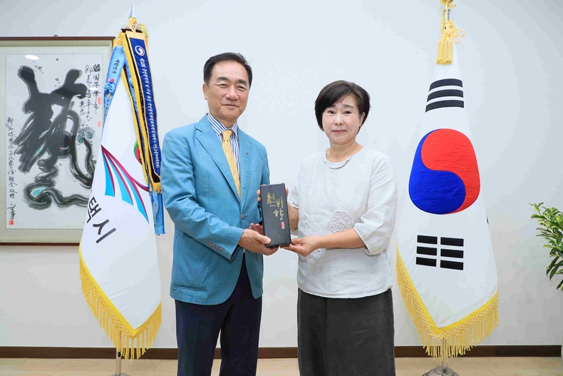 평택시는저이장선 시장이 올해 대한민국 우리술 품평회에서 대통령상을 수상한 농업회사법인 ㈜좋은술(대표 이예령)의 ‘천비향 약주 15도’의 쾌거를 축하했다.