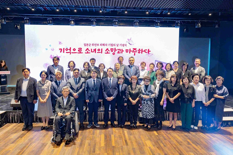 화성특례시의회가 13일 화성시 독립운동기념관 대강당에서 열린 ‘2025 일본군 위안부 피해자 기림의 날 기념식’에 참석해 평화의 소녀상을 기리고 정의로운 역사적 진실의 가치를 교감했다.
