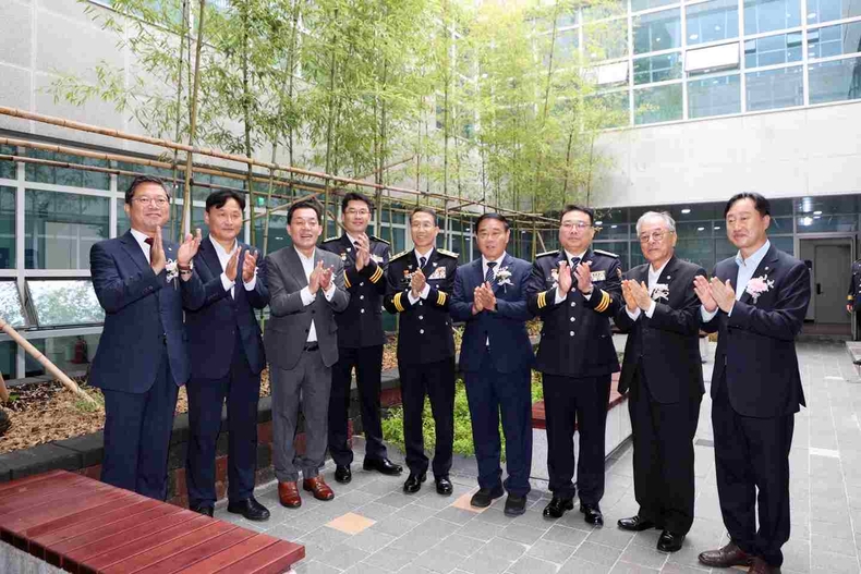 수원특례시의회가 수원팔달경찰서 4층 대강당에서 열린 개서식에 참석해 개청을 축하했다.