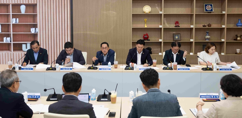 경기도의회 더불어민주당 예담채에서 경기도, 경기도교육청, 경기도농수산진흥원 관계자 등과 함께 ‘안정적인 친환경 학교급식을 위한 정책간담회’를 개최했다.