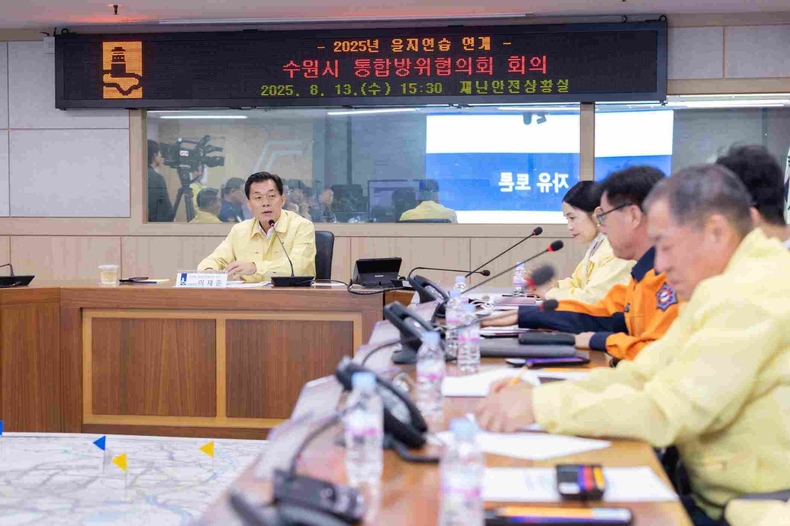 이재준 수원시장이 회의를 주재하고 있다.