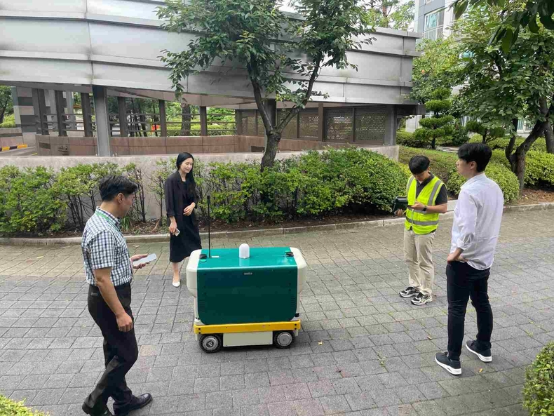 현장 점검에서 지능형 로봇 ‘로바’를 시연하고 있다.