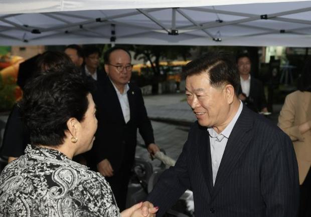 광명시가 노후된 소하2동 원도심 골목을 안전하고 쾌적한 거리로 탈바꿈시켰다. 박승원 시장이 주민들을 만나 소통하고 있다.