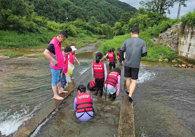 오산시 신장1동 지역사회보장협의체가 관내 아동을 대상으로 ‘애들아 놀러가자-자연아 놀자’ 농촌체험 프로그램을 운영했다.