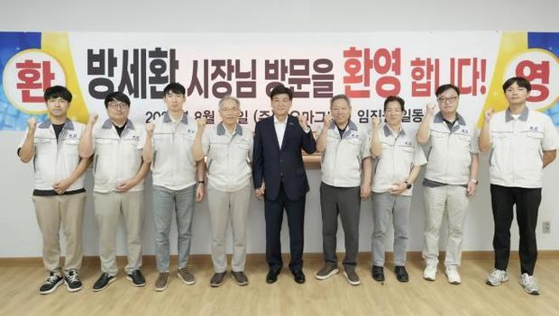 광주시가 (주)미래를 비롯한 총 3개 기업을 방문하며 현장 중심의 기업 소통 행보를 이어갔다.