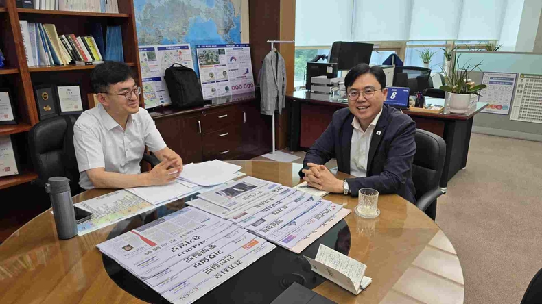 경기도의회 더불어민주당 총괄수석부대표 이용욱 의원(파주3)가 경기도경제과학진흥원(가이하 경과원) 원장과 면담을 갖고 파주 이전 추진 상황을 점검했다.