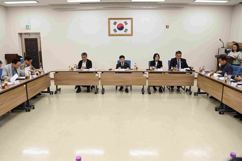 화성특례시의회 문화복지위원회가 제80주년 광복절을 이틀 앞둔 지난 13일 나라를 위해 헌신한 독립유공자와 보훈가족의 숭고한 희생정신을 기리고, 그동안의 공헌과 노고에 깊은 감사를 전하기 위해 화성특례시 보훈회관에서 입주단체 대표들과 간담회를 열고 있다.