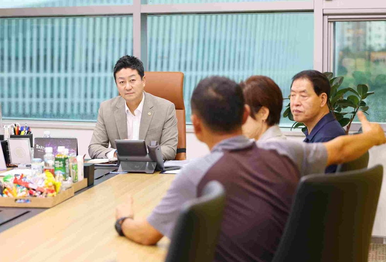 김진경 경기도의회 의장 의장실에서 시흥 의용소방대장단을 만나 지역안전 협력방안을 논의하는 정담회를 개최하고 있다.