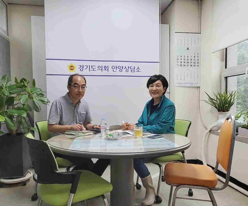 이채명 경기도의회 의원(더불어민주당, 안양6)이 의회 안양상담소에서 안양시 공원관리과 관계자와 함께 호계동 금성어린이공원 환경개선과 관련한 주민 요구사항을 논의했다.