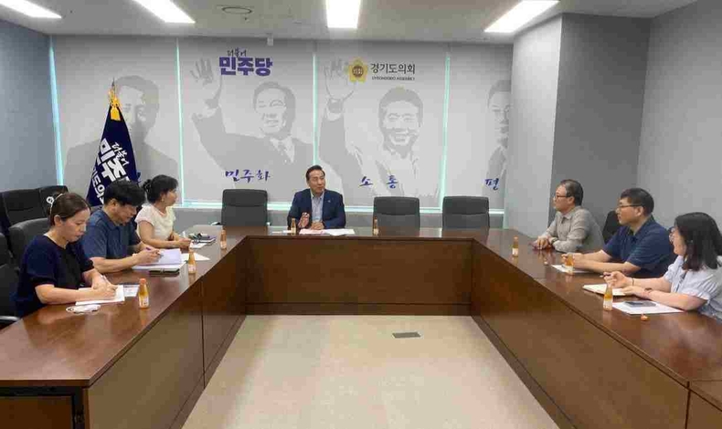 김용성 경기도의원이 경기도의회에서 열린 정담회는 조례 제정의 필요성과 세부 추진 방향을 집중적으로 논의하고 있다.