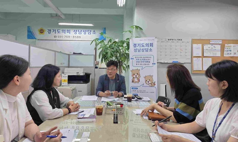 최만식 경기도의회 보건복지위원회 의원(더불어민주당, 성남2)은이 경기도의회 성남상담소에서 경기도발달장애인지원센터 김민영 센터장, 경기복지재단 황미경 지역복지실장과 함께 ‘장애아동 지원 조례’ 제정 필요성에 대해 논의했다.