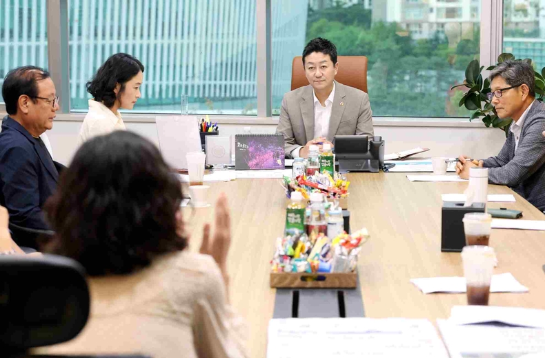 김진경 경기도의회 의장(더민주·시흥3)이 최근 현장의 반발을 산 경기도교육청의 학교급식 식재료 구매방식 개선 지침 변경 계획과 관련, 시민사회 공동대책위원회와 의견을 나누고 앞으로의 방향성을 논의했다.