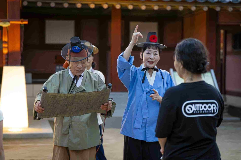 상반기 ‘주민배우와 함께하는 고궁산책 프로그램’에서 주민배우가 연기하는 모습.