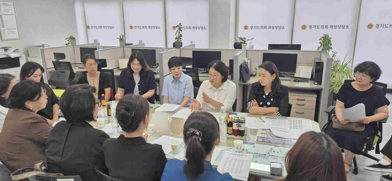 신미숙 경기도의원이 화성 어린이집 원장들과 정담회를 개최하고 급식·다문화아동 지원 논의를 하고 있다.