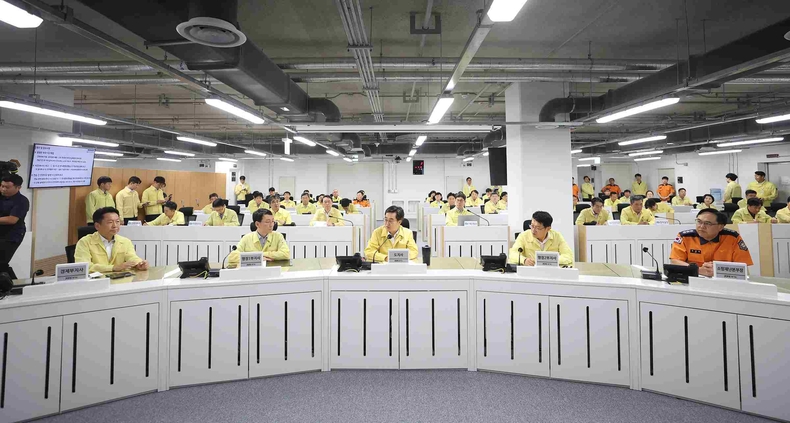 18일 오전 경기도청 전시종합상황실에서 김동연 경기도지사, 부지사, 경기도소방재난본부장 등이 참석한 가운데 2025년 을지연습 최초 상황보고 회의가 열리고 있다.