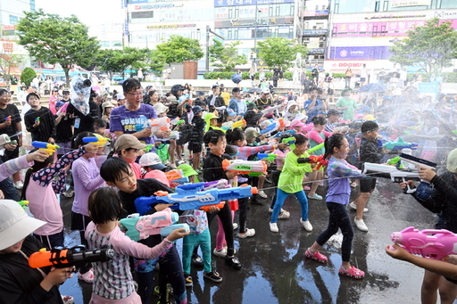 안산시가 광복절 연휴 이틀간 안산문화광장과 광덕대로 일원에서 열린 ‘안산서머페스타 2025’가 시민 등 관광객 6만여 명의 참여 속 안전하게 막을 내렸다.