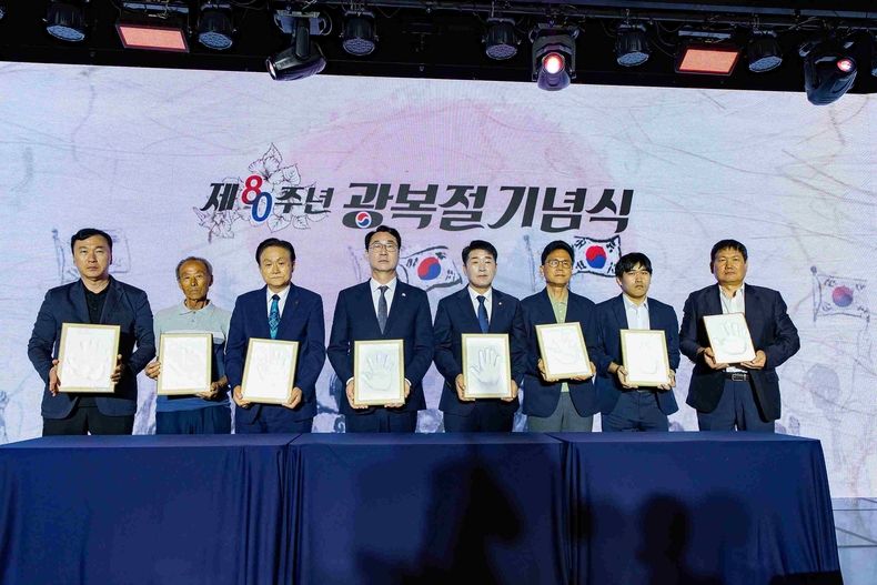 화성특례시의회가 화성시 독립운동기념관에서 열린 ‘제80주년 광복절 기념식’에 참석해 대한민국 독립을 위해 헌신한 순국선열의 숭고한 정신과 넋을 기렸다.