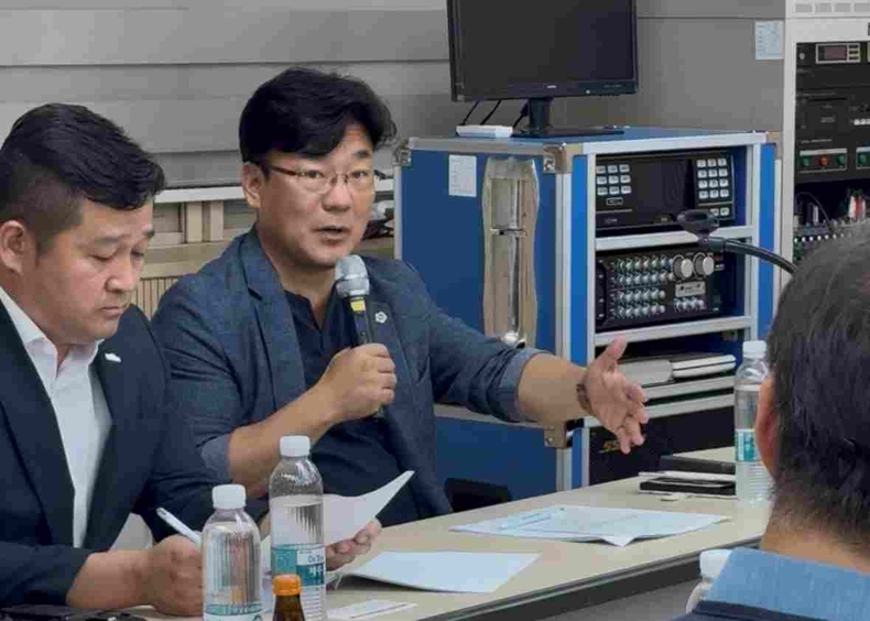 최만식 경기도의회 보건복지위원회 의원(더불어민주당, 성남2)이 위례종합사회복지관에서‘사회복지 종사자 처우개선 방안’을 주제로 현장의 의견을 청취했다.