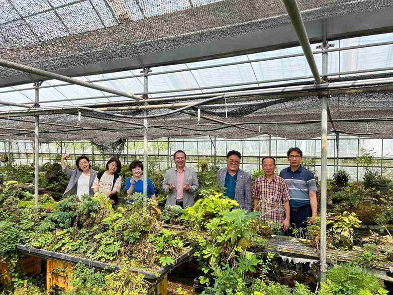 이오수 경기도의회 농정해양위원회 의원(국민의힘, 수원9)은 18일 한국반려식물협회를 방문해 반려식물 치유 프로그램과 피트모스 기반 식물재활 모델을 점검하고, 관련 관계자들과 현장 간담회를 가졌다.