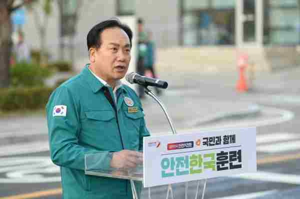 이권재 시장이 안전한국훈련에 참여하고 있다.