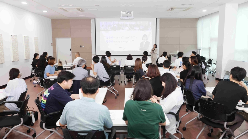 안성시가 직원들의 소통과 공감, 관계 개선을 위해 점심시간을 활용한 ‘2025년 안성시 런치앤런(Lunch&Learn) 교육’을 운영해 큰 호응을 얻었다.