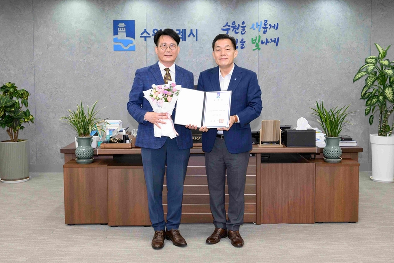 임명장 수여 후 이재준 수원시장(오른쪽)과 정길배 수원컨벤션센터 이사장이 기념촬영을 하고 있다.