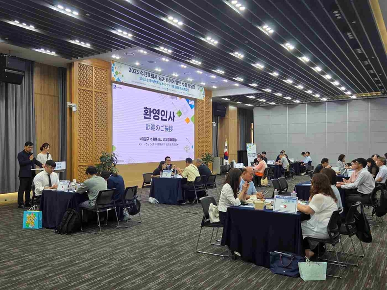 수원시가 시청 중회의실에서 ‘2025 일본바이어 방한 수출상담회’를 열고 있다.