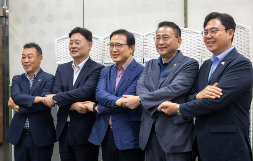 경기도교육청과 경기도의회가 경기교육의 현안 해결과 미래 발전을 위해 긴밀한 협력 체계를 마련하기로 뜻을 모았다.