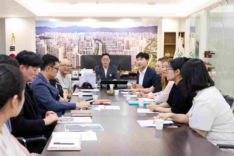 이영주 경기도의회 건설교통위원회 의원(국민의힘, 양주1)은 지난 14일 양주시청에서 열린 관계기관 회의에 참석해 삼숭중학교 옆 방치 사유지 문제 해결 방안을 논의했다.