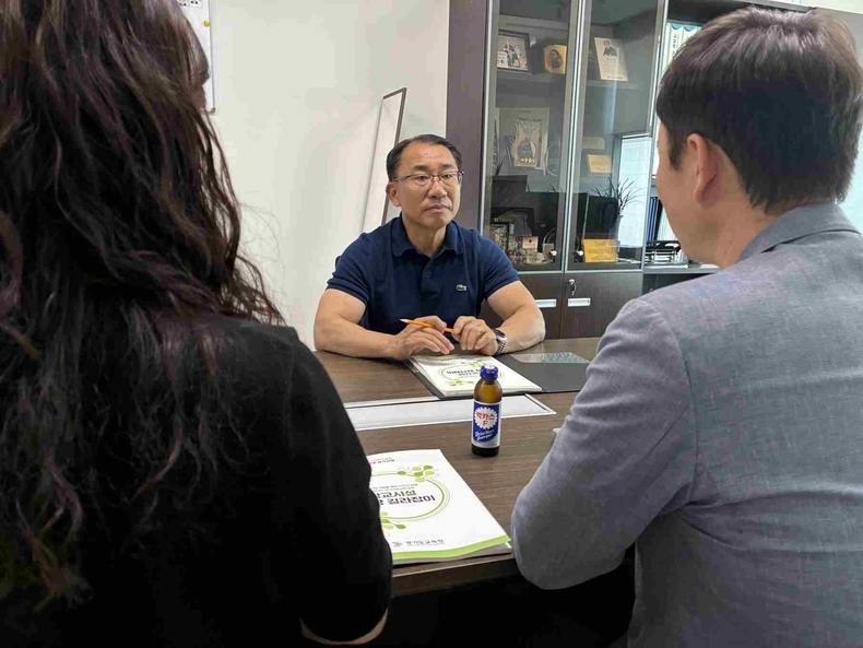 김선영 경기도의회 경제노동위원회 부위원장(더불어민주당, 비례)은 19일 경기도의회 의원실에서 경기도교육청 재무관리과 관계자와 정담회를 갖고 도내 학교 시설의 지역사회 개방 확대 방안을 심도 있게 논의했다.