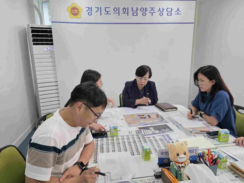 조미자 경기도의회 문화체육관광위원회 부위원장(더불어민주당, 남양주3)이 경기도의회 남양주 지역상담소에서 경기도 콘텐츠산업과 및 경기콘텐츠진흥원 관계자들과 함께 진접역 ‘경기도 지하철서재’의 조성과 운영 방안에 대해 논의했다.