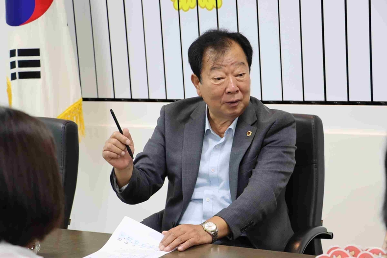 임상오 경기도의회 안전행정위원회 위원장(국민의힘, 동두천2)이 안전행정위원회 회의실에서 경기도자원봉사센터와 ‘2025년 도민이 전하는 자원봉사 2차 지원사업’ 추진과 관련한 업무협의를 진행했다.